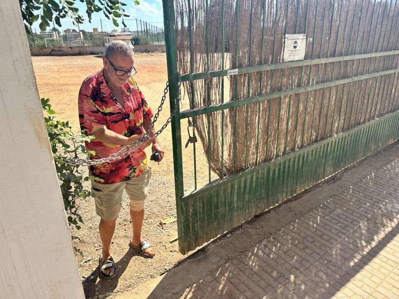 Manolo abriendo la reja del terreno