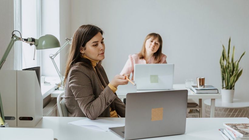 Administrativas en una oficina