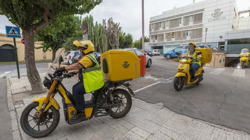 Varios repartidores de Correos