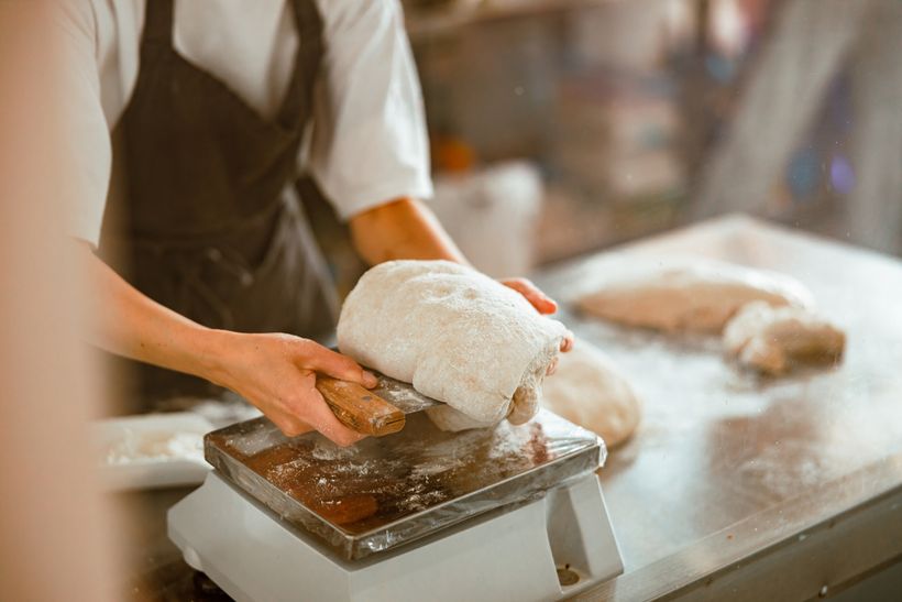 Una persona haciendo pan