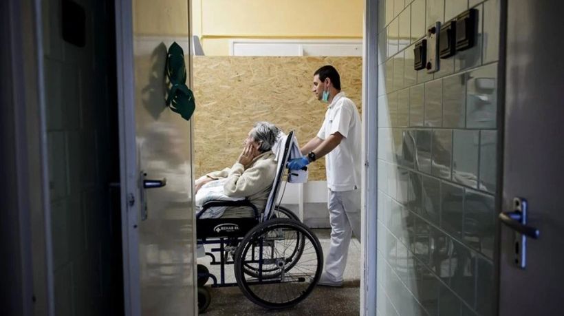 Celador llevando a una paciente