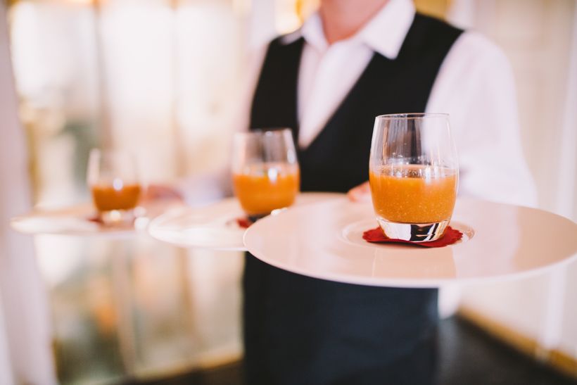 Un camarero de catering