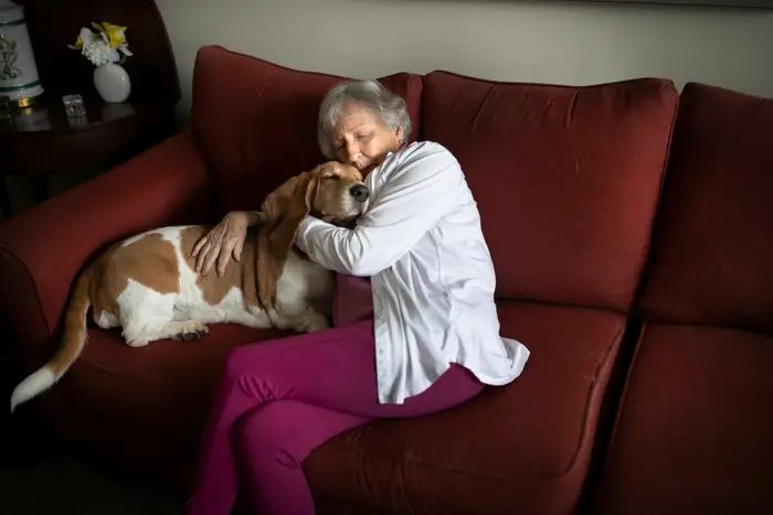 Lydia Hinds con su perrita en el sofa