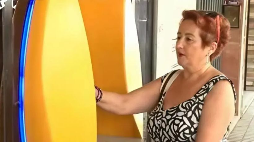Juana sacando dinero en el cajero