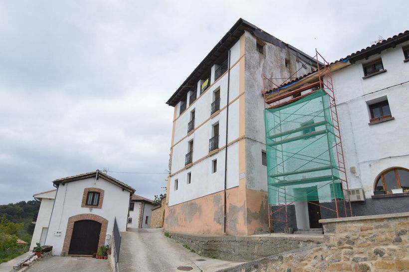 Fachada de la casa en venta de CaixaBank
