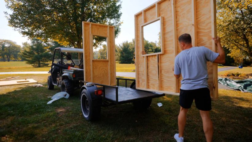 madera para la minicasa en el remolque