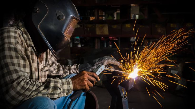 Un soldador trabajando