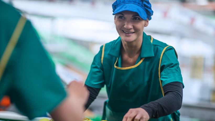 Una operaria de alimentación