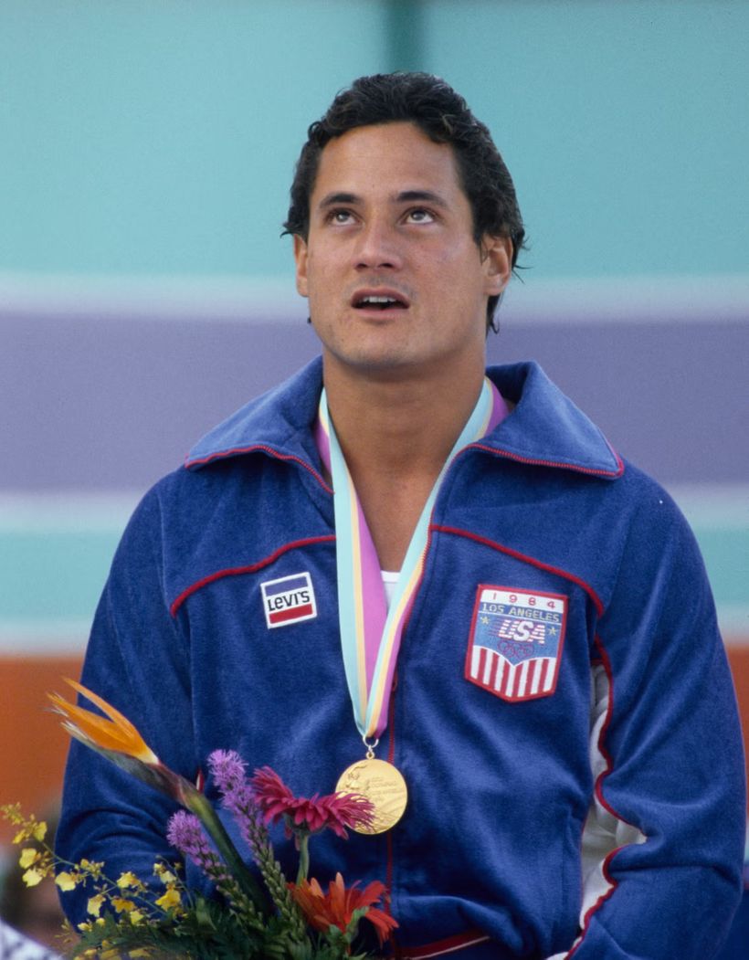 Greg Louganis luce su medalla de oro en los Juegos Olímpicos