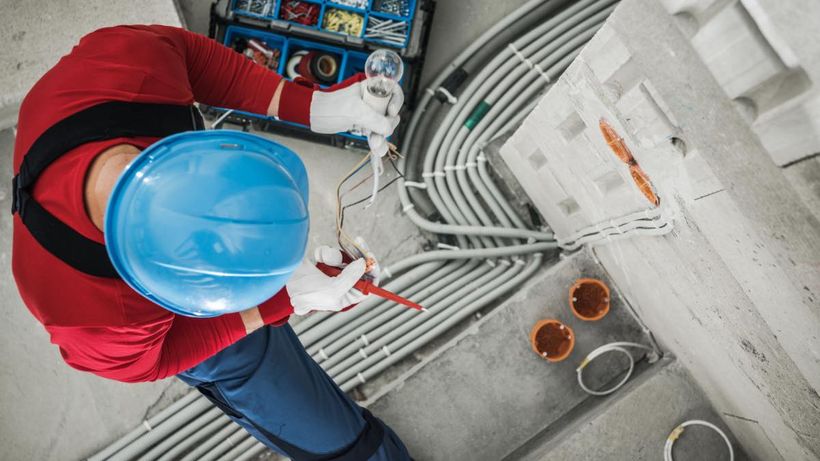 Un electricista trabajando