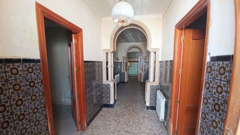 Pasillo del chalet de BBVA a la venta por 40.000 euros