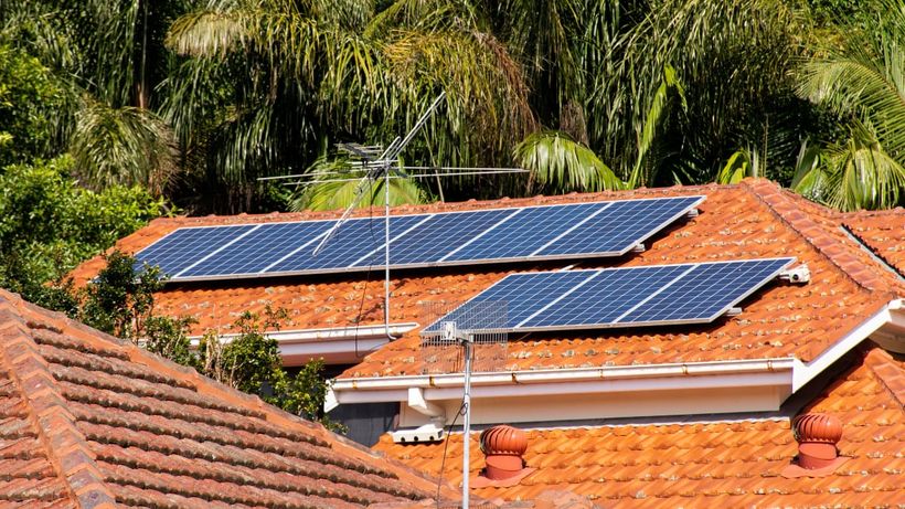 Placas solares sobre un tejado