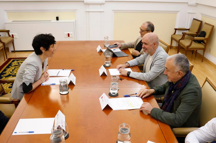 Los secretarios generales de CCOO, Unai Sordo (i), y de UGT, Pepe Álvarez durante la reunión que mantienen este jueves con la ministra Elma Saiz