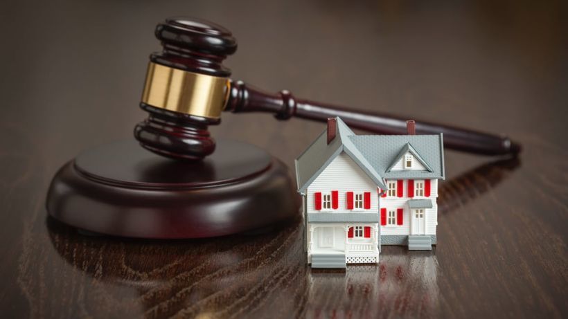 Mazo de un juez y una vivienda