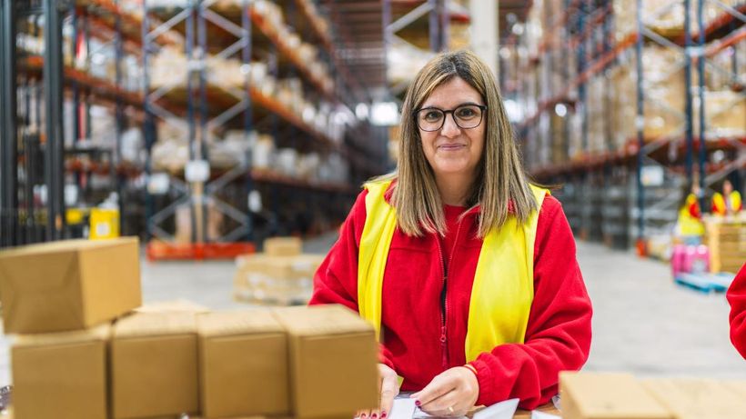 Una mujer trabajando en un centro logístico