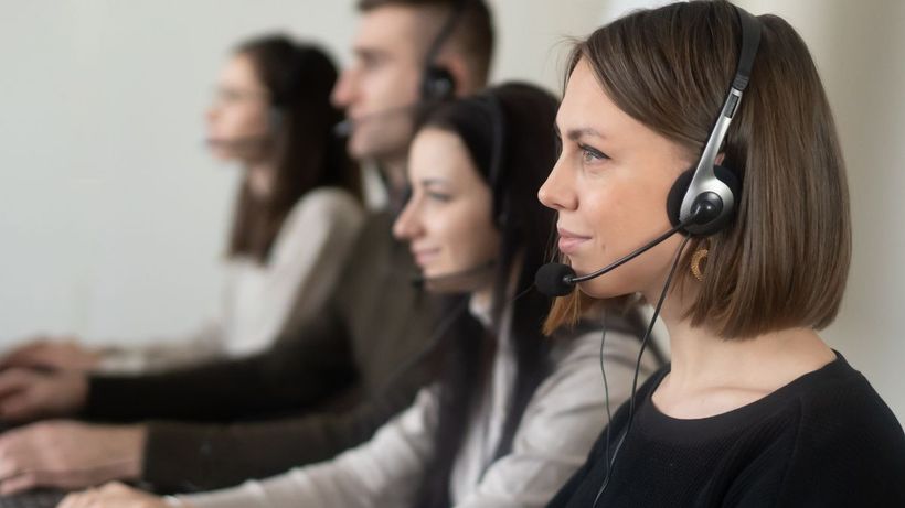 Varias personas de teleoperadoras