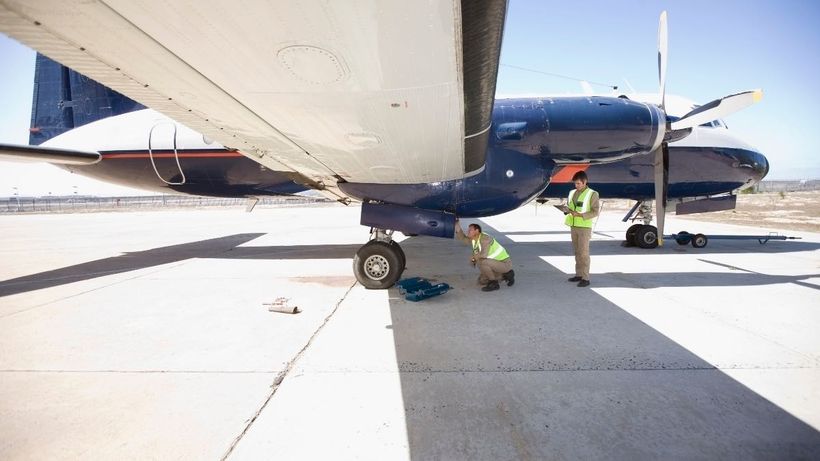 Agentes de rampa trabajando