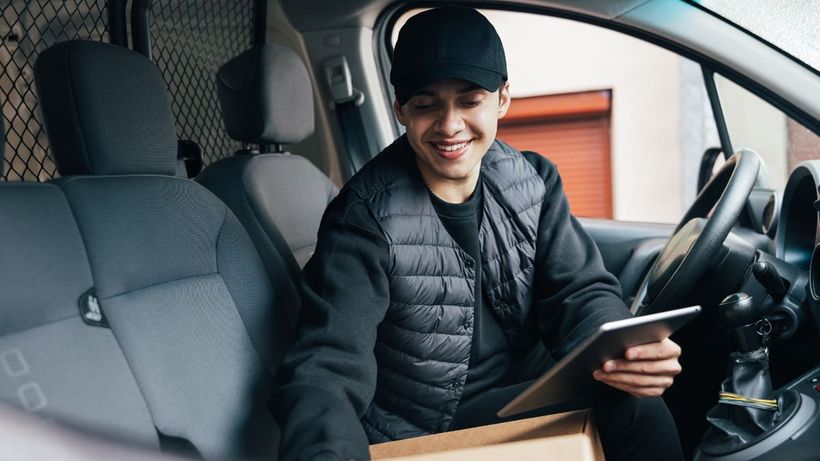 Un repartidor en furgoneta