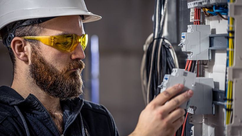 Un electricista trabajando