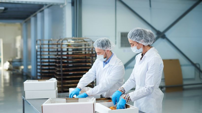 Dos manipuladores de alimentos