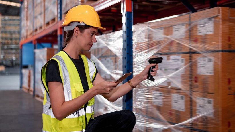 Una trabajadora revisando pedidos