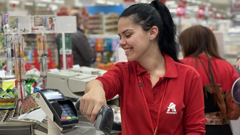 Una trabajadora de Alcampo