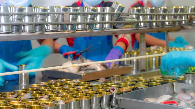 Operarios trabajando en una fábrica de conservas