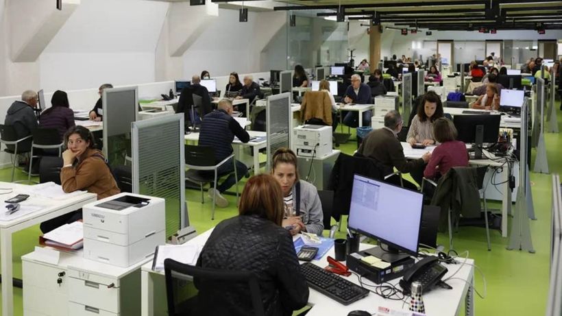 Administrativos en una oficina