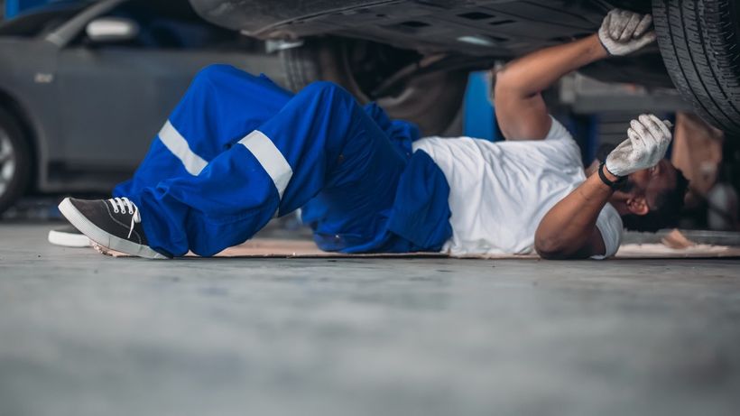 Un mecánico trabajando