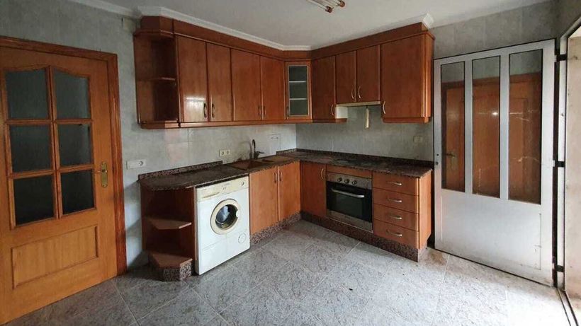 Cocina amueblada de la casa a la venta de CaixaBank en Minglanilla