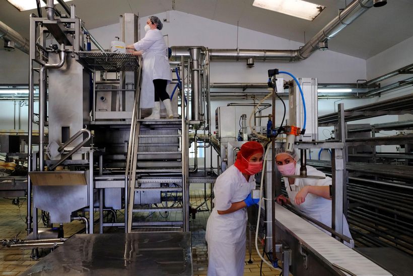 Operarias de una fábrica de alimentación