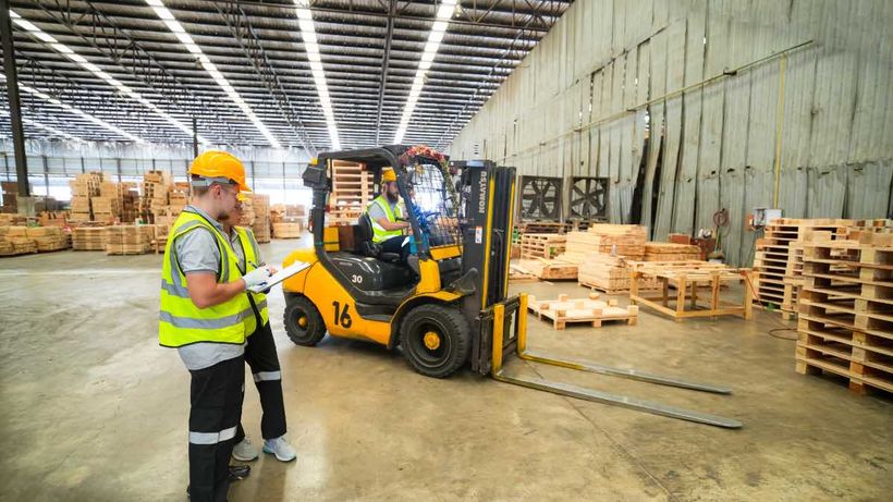 Carretilleros trabajando