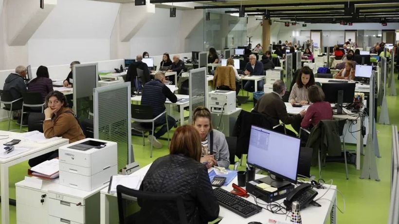 Administrativos en una oficina