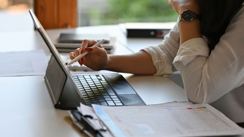 Administrativa trabajando