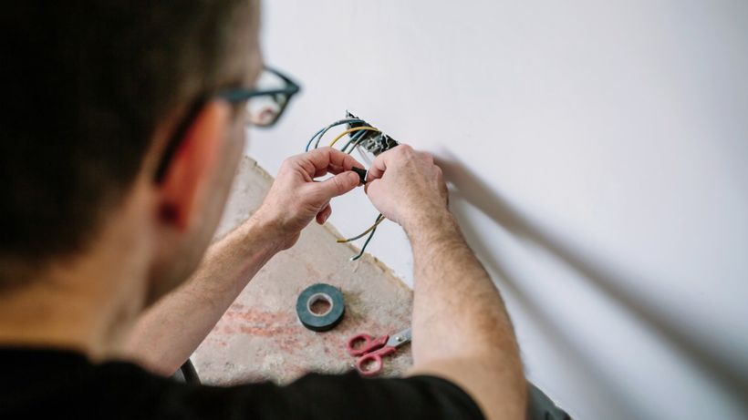 Un electricista trabajando