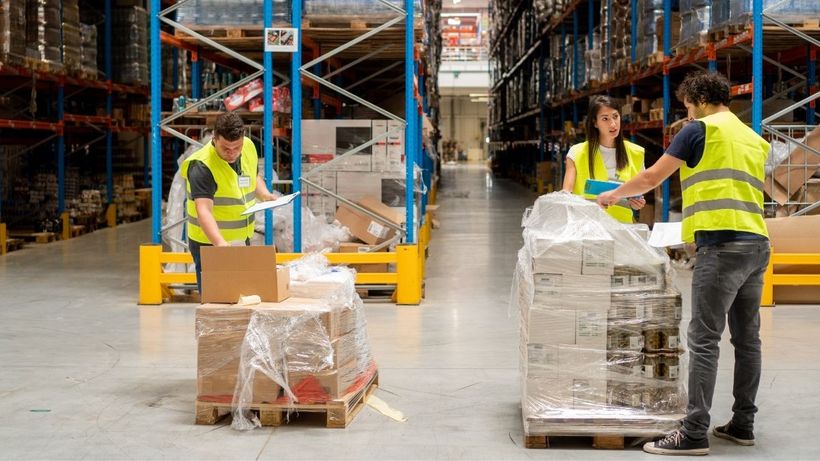 varios mozos de almacen