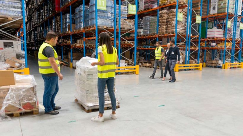 Personas trabajando en un almacén