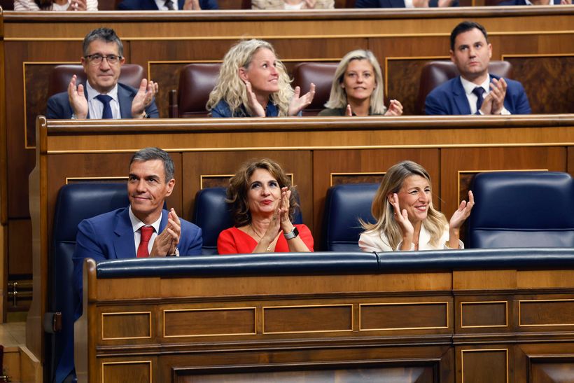 El presidente del Gobierno junto a la vicepresidenta primera y la segunda en el Congreso sentados
