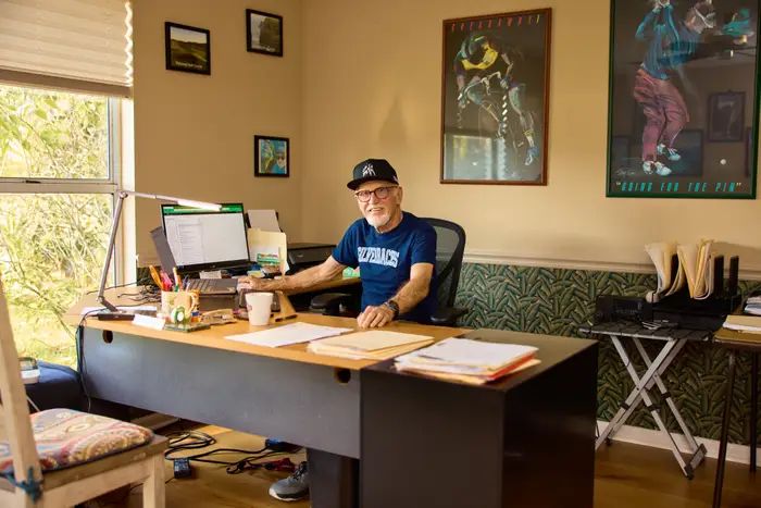 Mike Plummer en su despacho