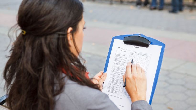 Una mujer realizando una encuesta