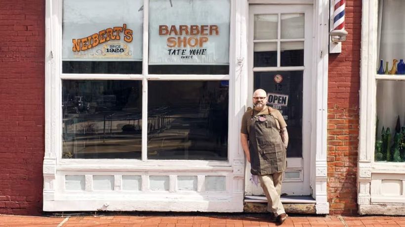 tate Yohe en la puerta de la barbería