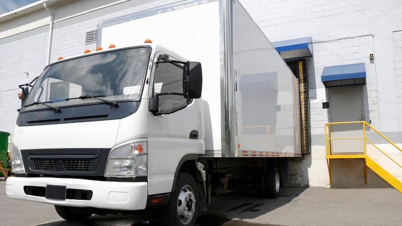 Un camión esperando la carga