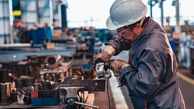 Un operario del metal trabajando