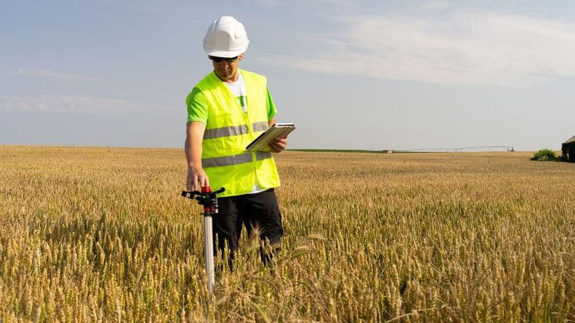 Un ingeniero agrícola en el campo