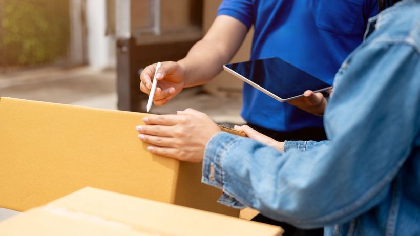 Un empleado entregando un paquete