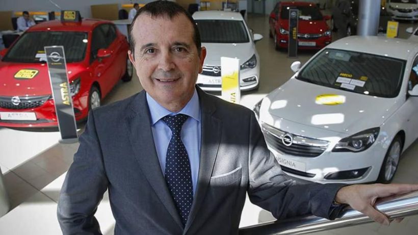 manuel palma en uno de sus concesionarios