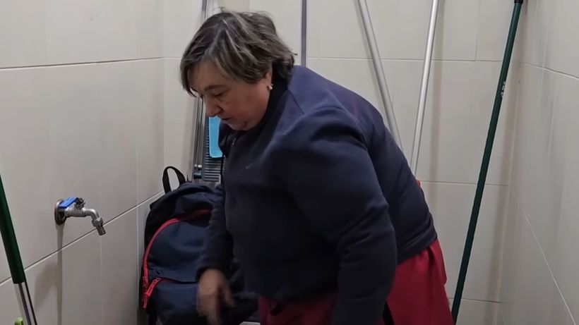 María José, limpiando un portal