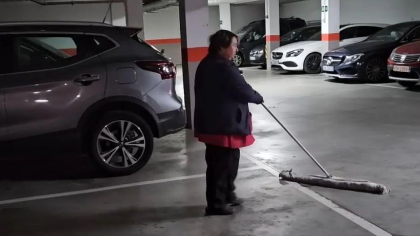 María Jose, limpiando una cochera