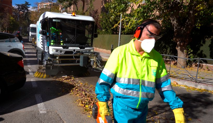 operario barriendo las calles en Madrid