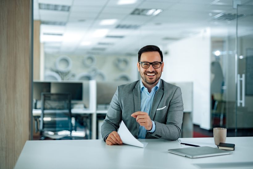 Un trabajador en una oficina